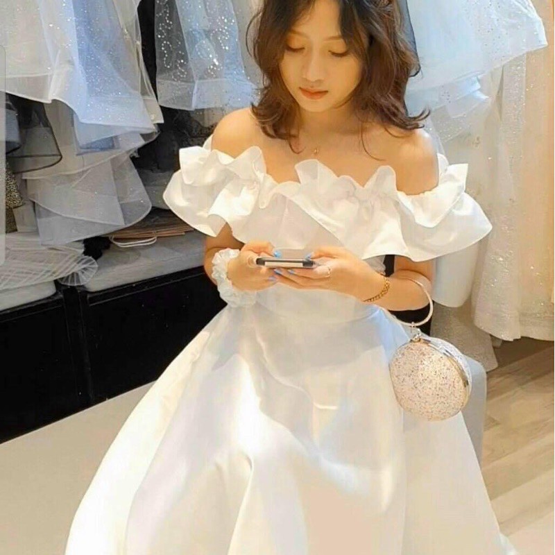 Đầm trắng trễ vai dáng xòe dự tiệc