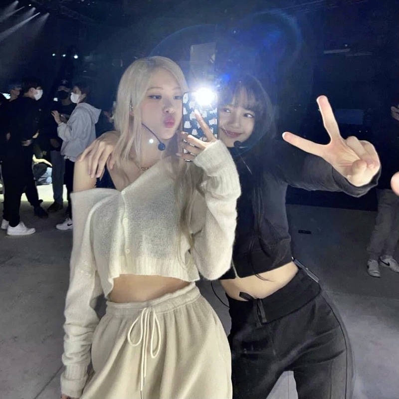 (HÀNG CÓ SẴN) Áo Cardigan len dệt kim mỏng màu trắng Rosé - Jennie / Chân váy chữ A xẻ tà 2 bên màu xanh - Meadow | BigBuy360 - bigbuy360.vn