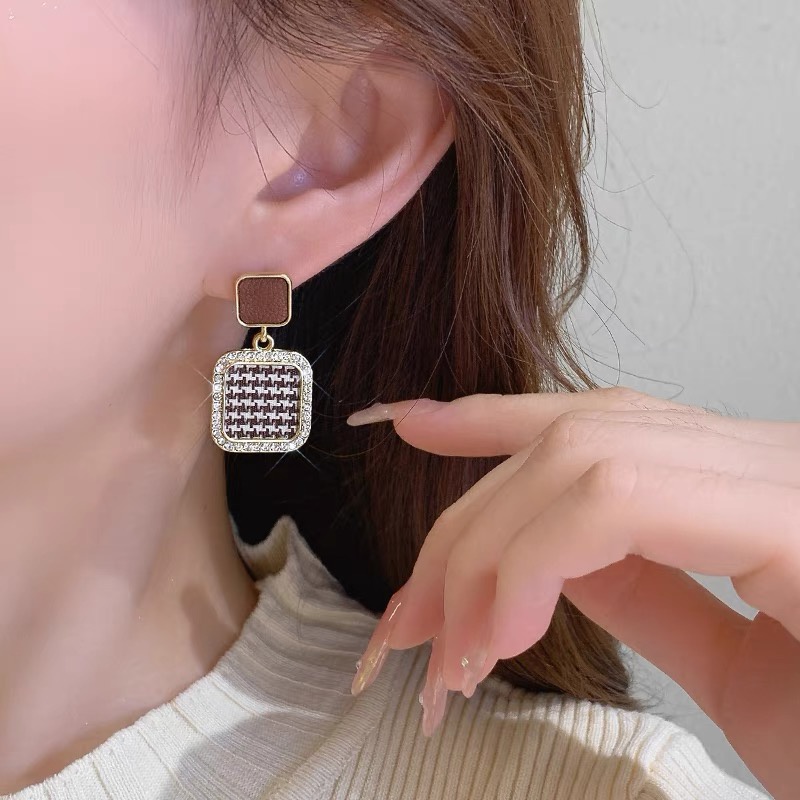 Bông Tai Đính Ngọc Trai Màu Cà Phê Phong Cách Hàn Quốc Thời Trang Thu Đông Cho Nữ