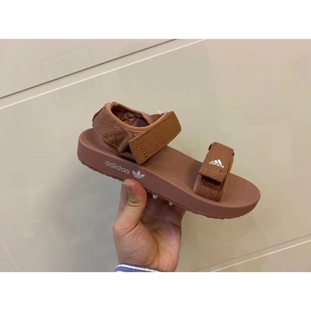 Giày sandal thời trang năng động cho cả nam và nữ