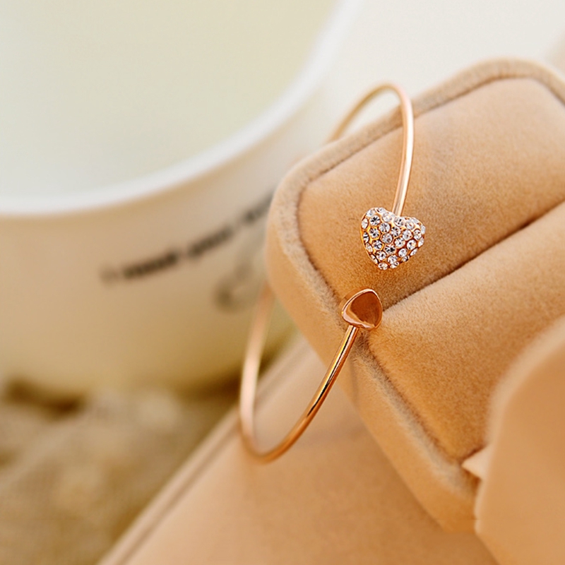 Vòng tay AY mạ vàng mặt hình trái tim đính đá thời trang