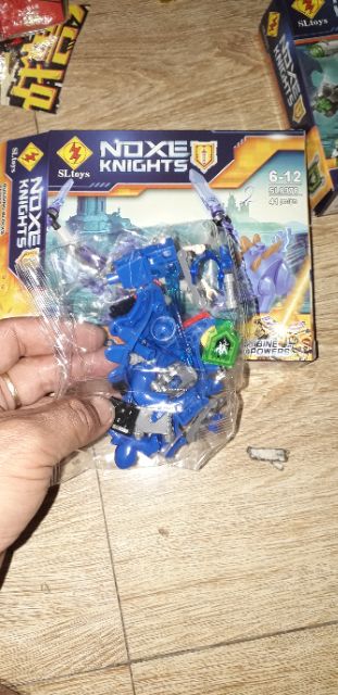 Lắp ráp 1 hộp LegoNexo khủng long 8978 có nhiều chi tiết