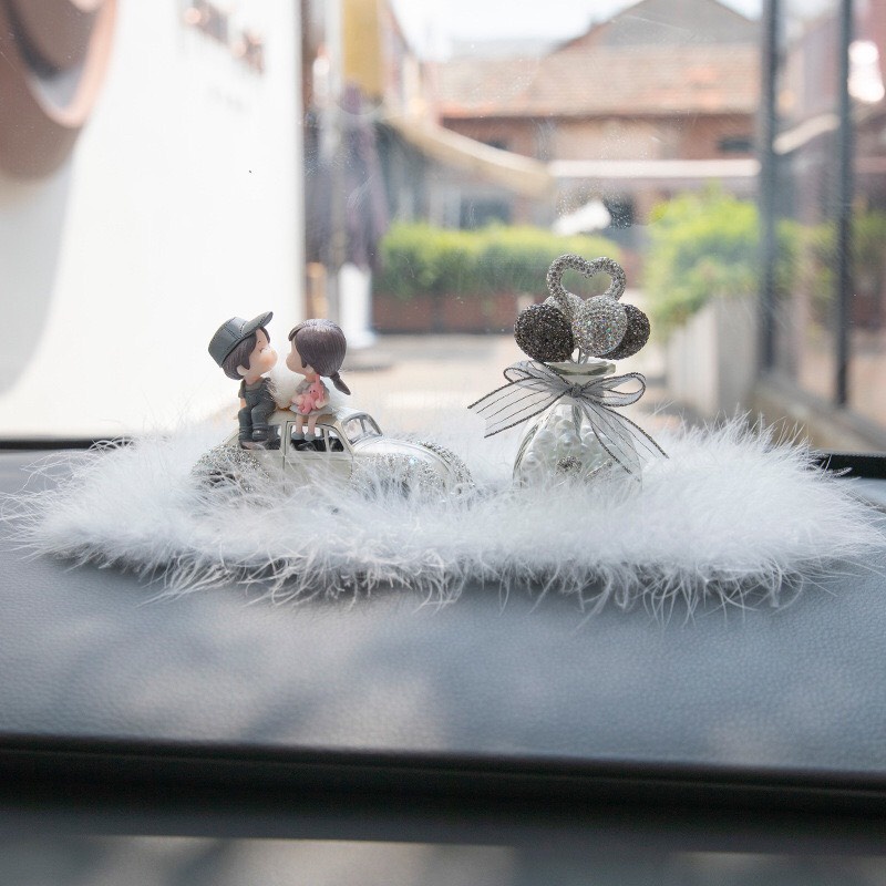 Set trang trí ô tô đôi trái gái ngồi ô tô - tặng kèm thảm lông và lọ bóng trái tim có nước hoa
