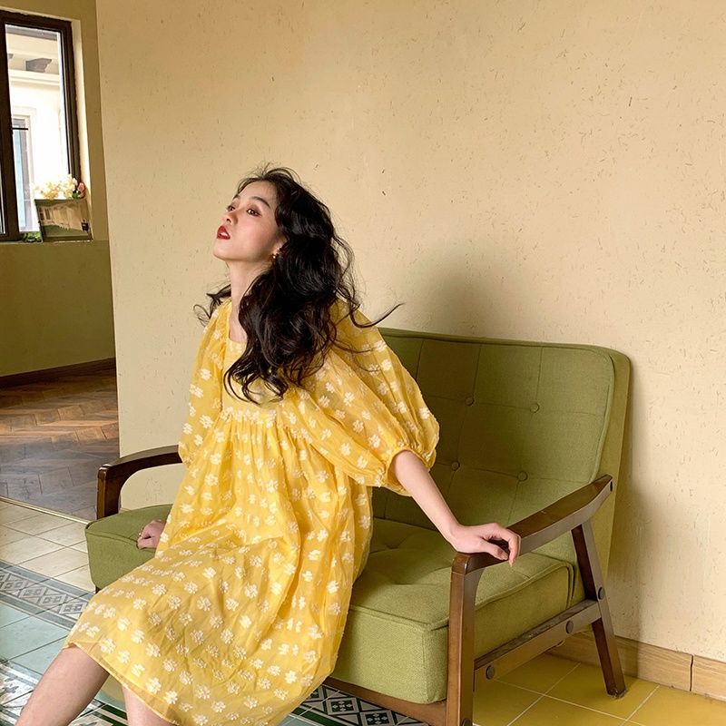 Đầm Tay Phồng Cổ Vuông Họa Tiết Hoa Cúc Phong Cách Retro