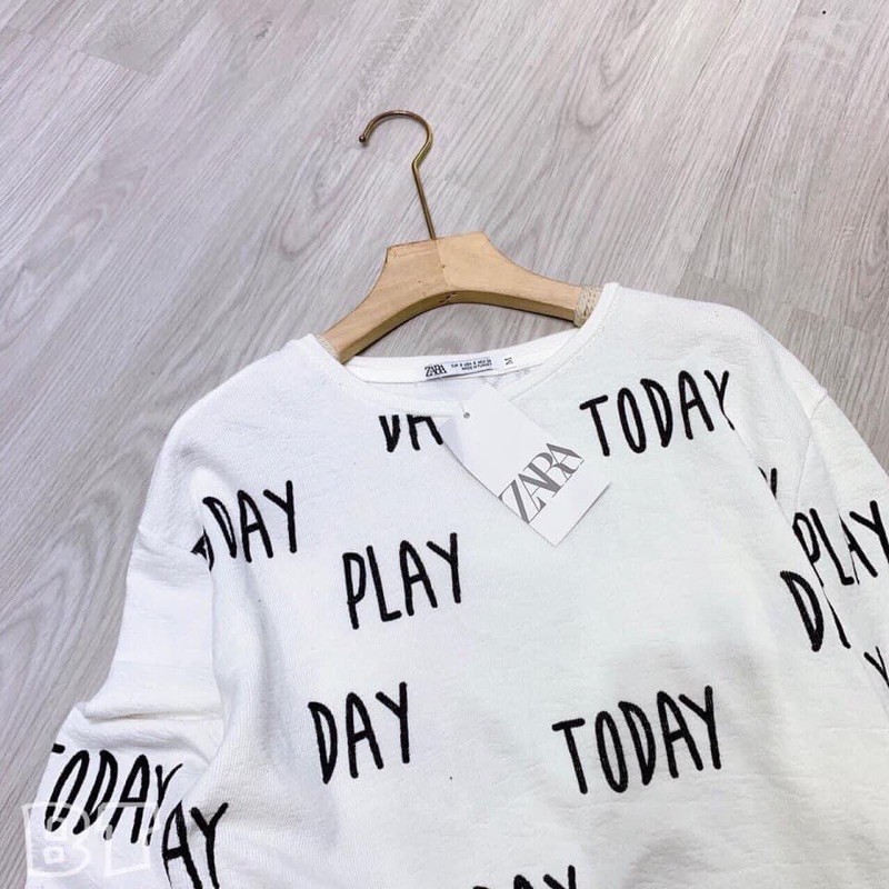 Áo trắng len giấy chữ đen