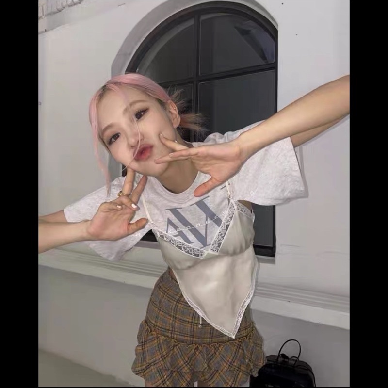 Set áo thun kèm áo hai dây và váy sọc Rose Blackpink