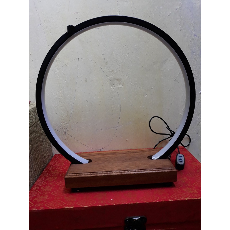Kệ đèn led đặt tượng cỡ trung sử dụng chân cắm USB- đèn led trang trí cùng tượng gốm tăng tính thẩm mỹ