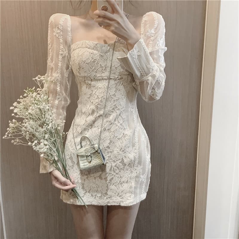 Váy trắng phối hoa ren dài tay phong cách quyến rũ nữ tính