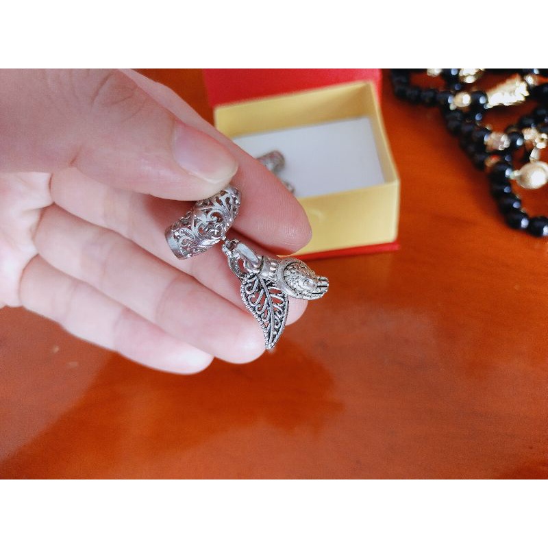 Charm Ống Luồn Hoa Văn Móc Treo Bạc Thái