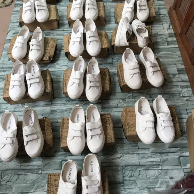 SLIP ON TRẮNG THÊU HOA HỒNG