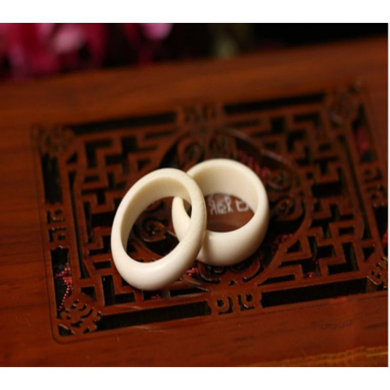 Nhẫn giả ngà nhân tạo