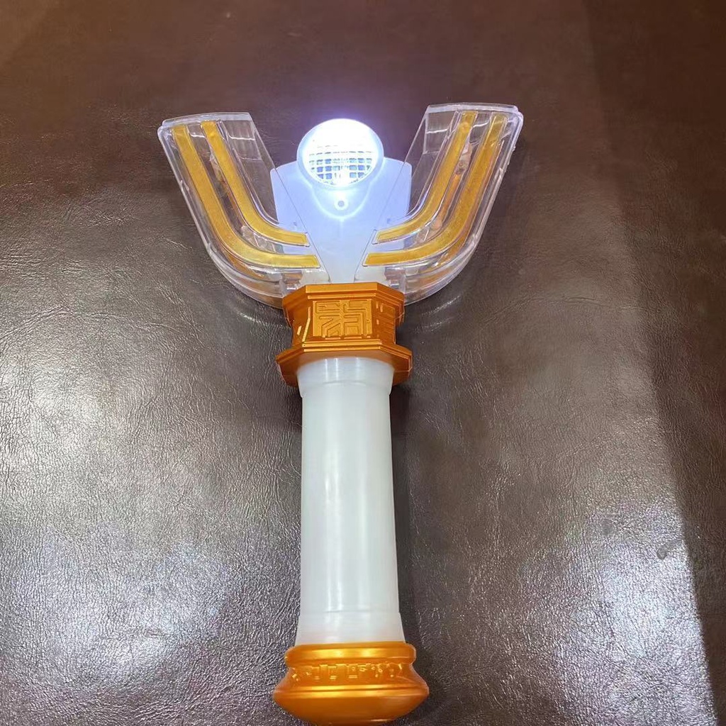 Diga Gậy Phát Sáng Thần Kì Biến Hình Thành Ultraman Độc Đáo