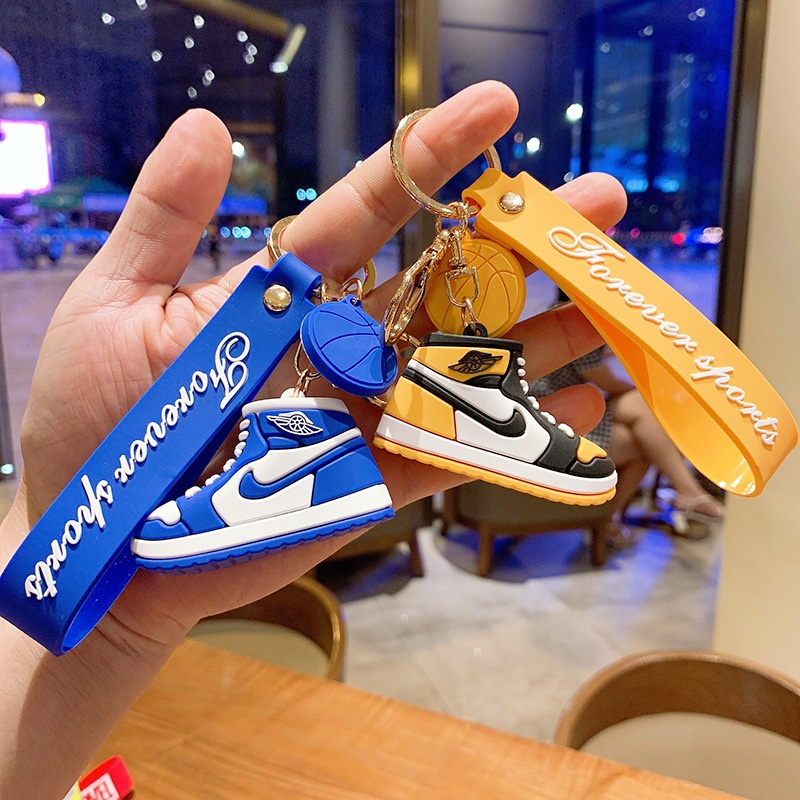 Móc khóa hình giày bóng rổ Air Jordan đa sắc màu dành cho các cặp đôi