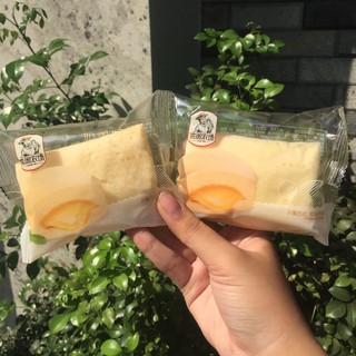 Bánh bông lan chiffon cuộn kem nhân trứng muối