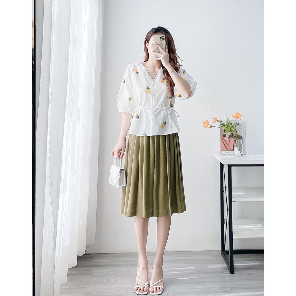 Áo Kiểu Cổ V Vải Cotton Thêu Swanlake - A09574LW06