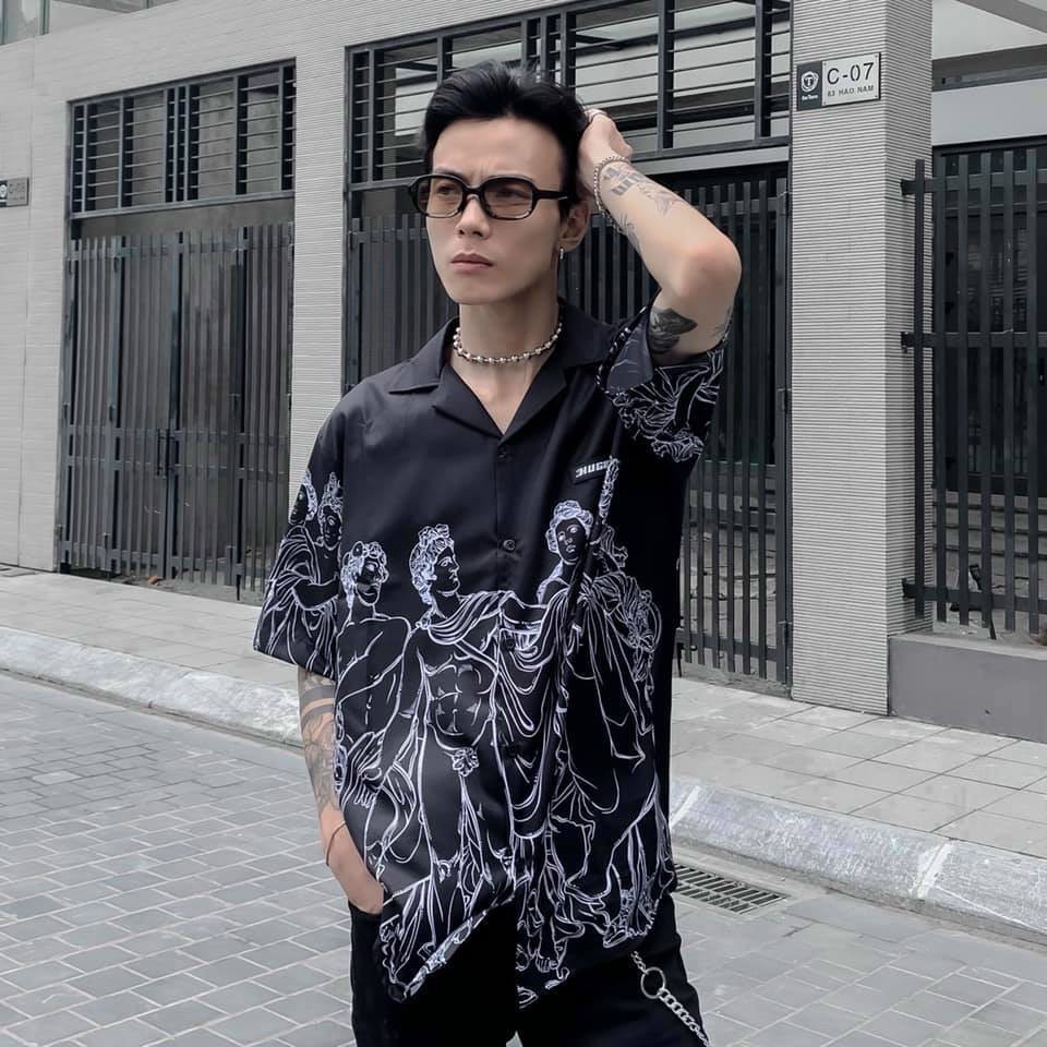 Áo sơ mi họa tiết nam nữ kiểu tay lỡ form rộng in hình HUGU hy lạp mẫu mới