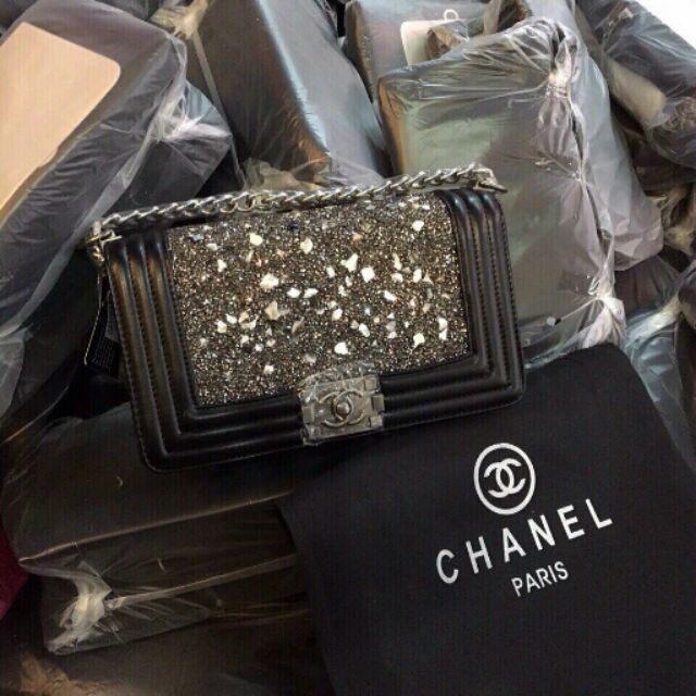 Túi xách Chanel boy đá sang chảnh
