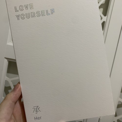 Nhãn dán trang trí có hình ảnh thần tượng Love Yourself Her màu trắng