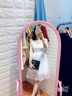 Váy ren trắng cổ vuông