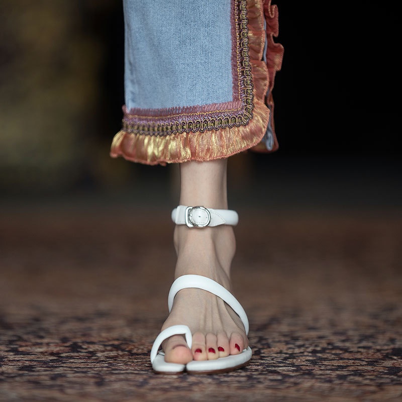 Xăng đan IELGY đế bằng hở ngón màu trắng phong cách la mã cổ điển thời trang cho nữ