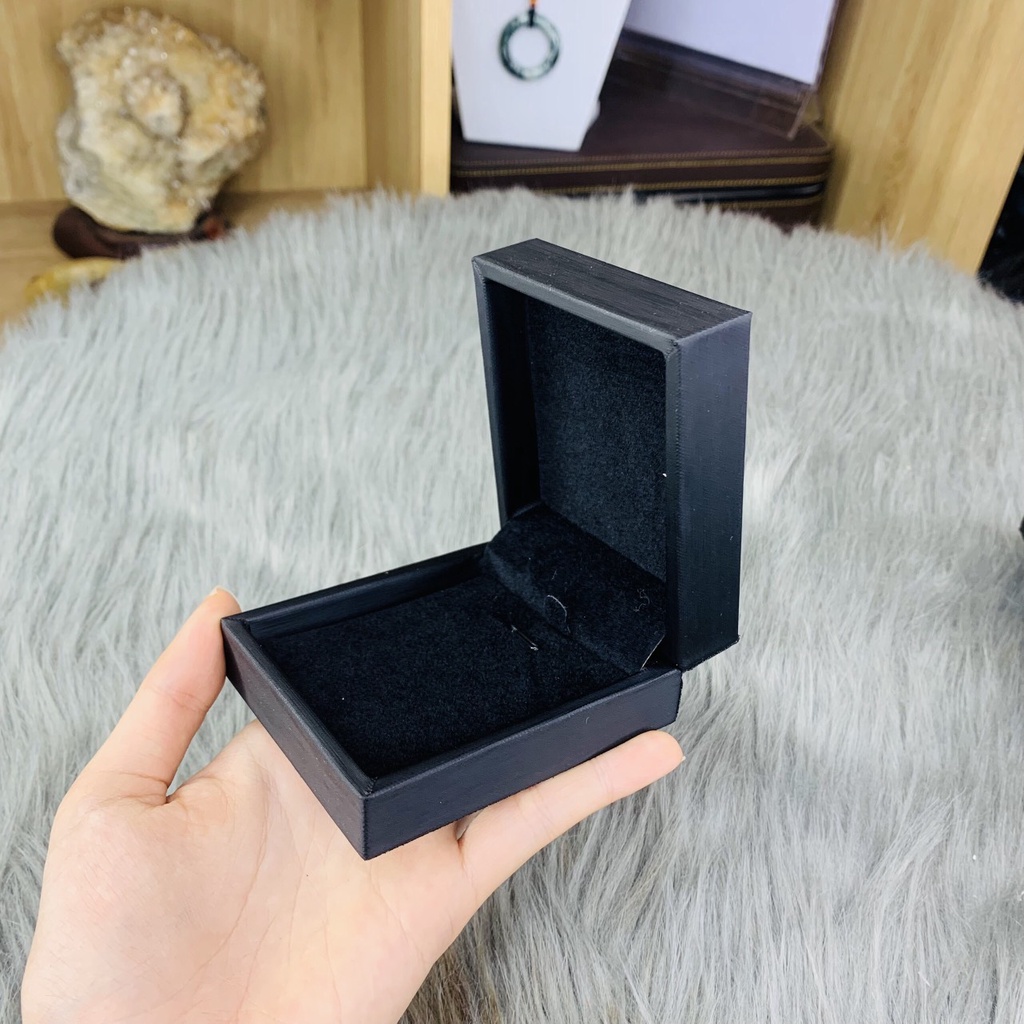 Hộp vuông da đựng dây chuyền cực kỳ sang trọng và tinh tế