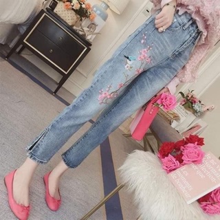 Quần jean xẻ gấu phá cách