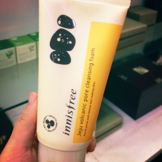 Sữa rưa mặt innisfree jeju volcanic pore