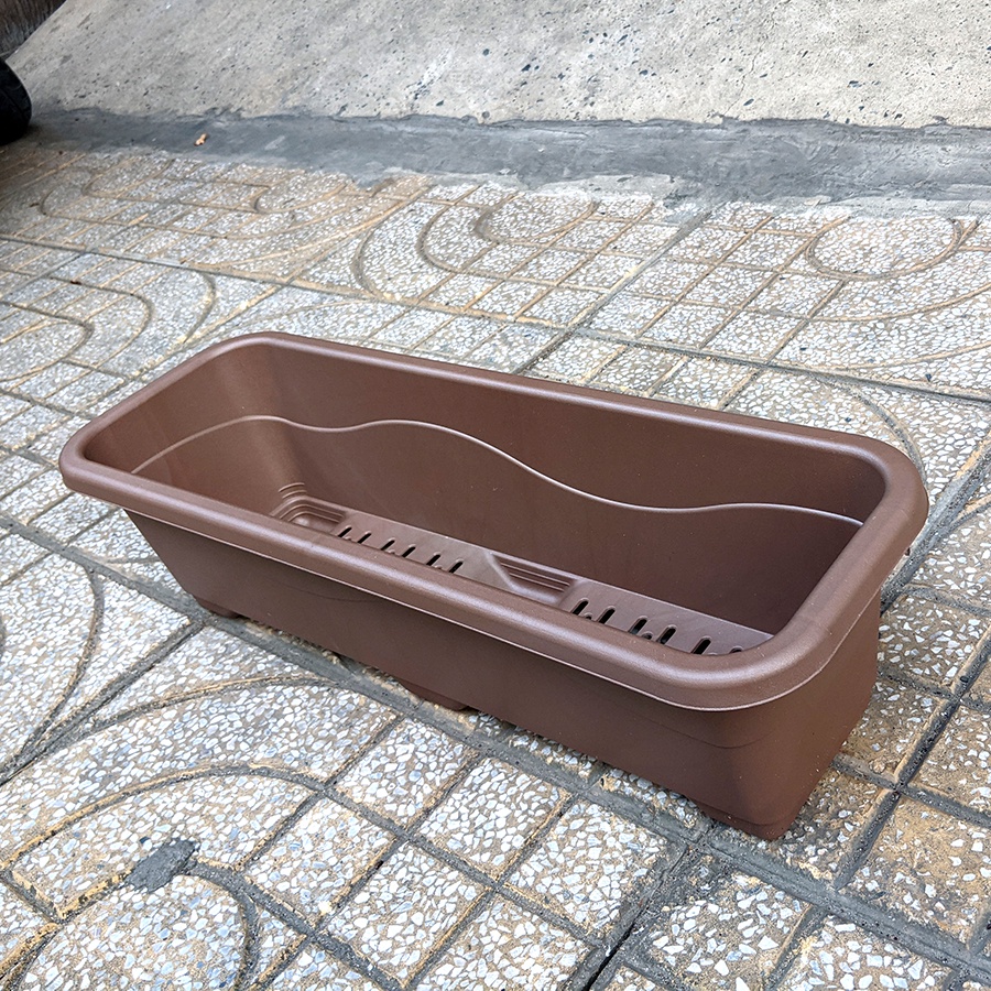 Chậu cây nhựa dạng chữ nhật dài, màu nâu có lỗ thoát nước 54x18cm cao 14,5cm. sx tại Nhật