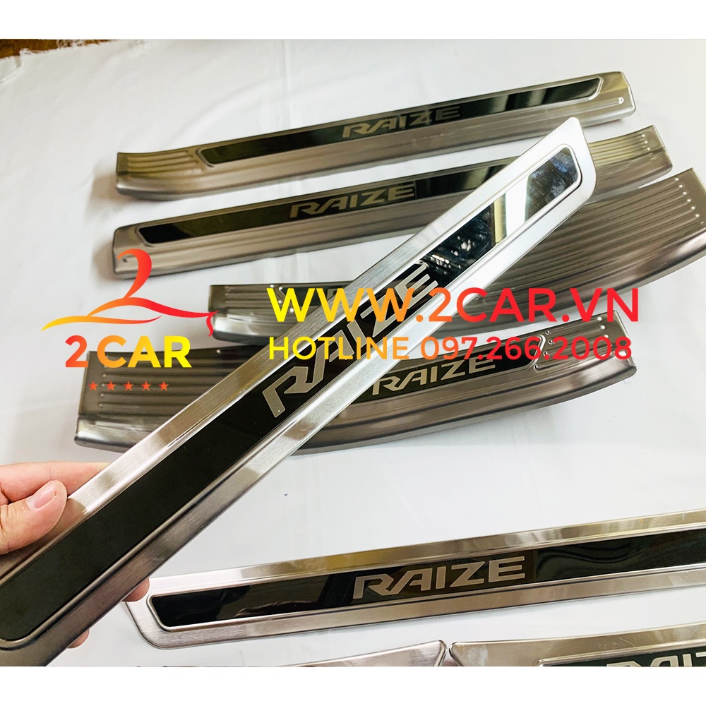 Ốp Bậc Cửa, Nẹp Bước Chân xe Toyota Raize 2021 - 2022, Chữ tráng gương - Hàng INOX CAO CẤP