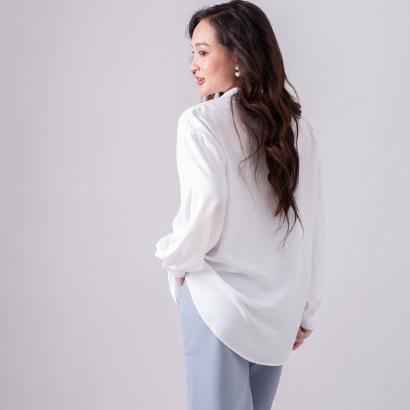 Áo sơ mi nữ dài tay trơn basic dáng rộng, ảnh thật sau
