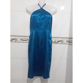 Đầm cổ yếm hở lưng vải phi bóng sang trọng