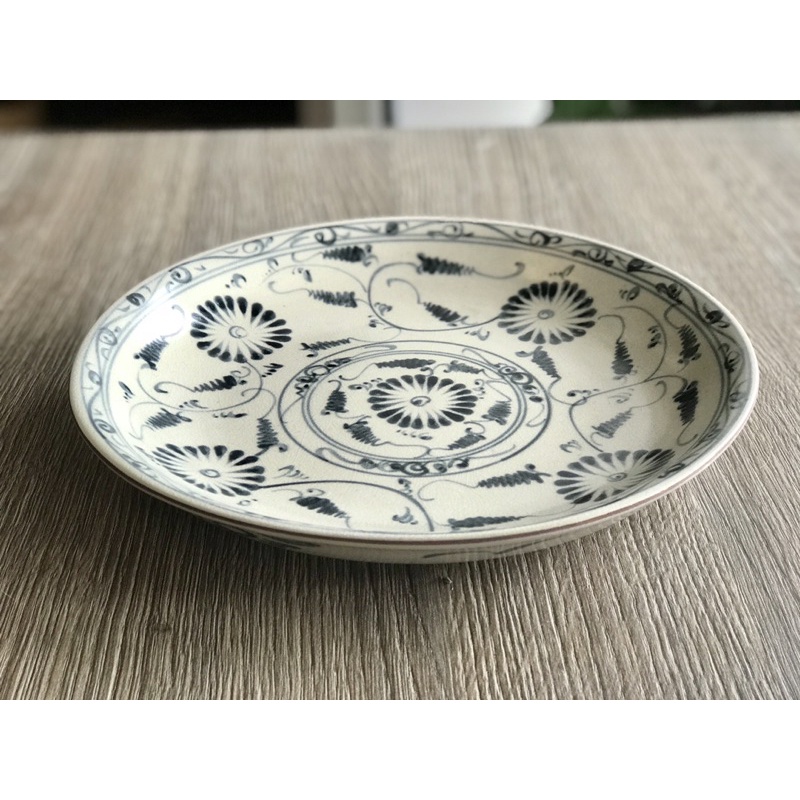 Đĩa tròn men rạn cổ Bát Tràng hoạ tiết vẽ tay hoa cúc dây chàm