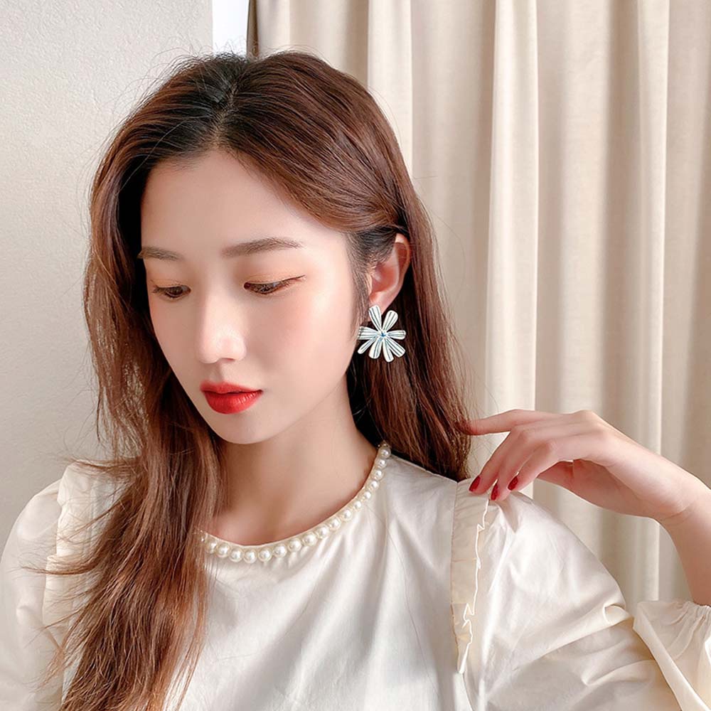 Khuyên Tai Nữ Trang Tạo Hình Độc Đáo