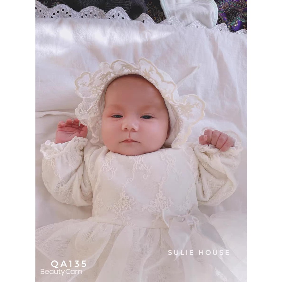 Body váy ren trắng dài tay kèm mũ - QA135