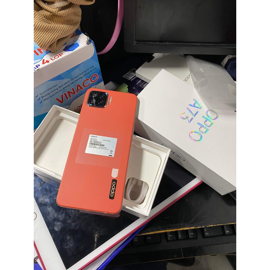 điện thoại cũ oppo a73 hới xước tý lưng,đảm bảo chưa chọc, mới 90%