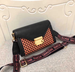 Túi Michael Kors dây bảng lớn