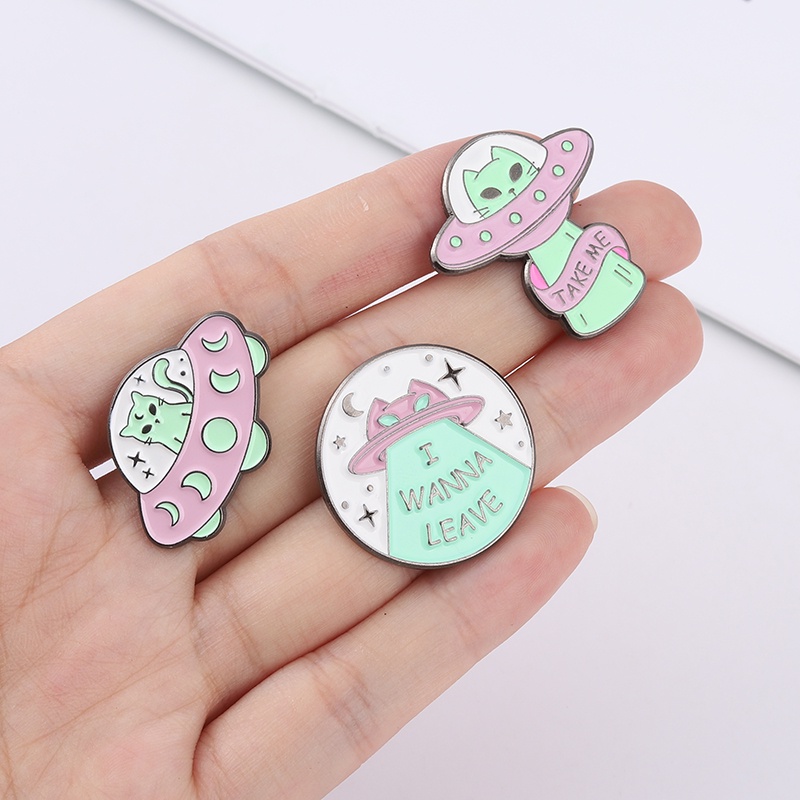 QIHEJEWELRYFunny Spaceship Cat Lapel Pin Gifts for Friends Clothing Accessories