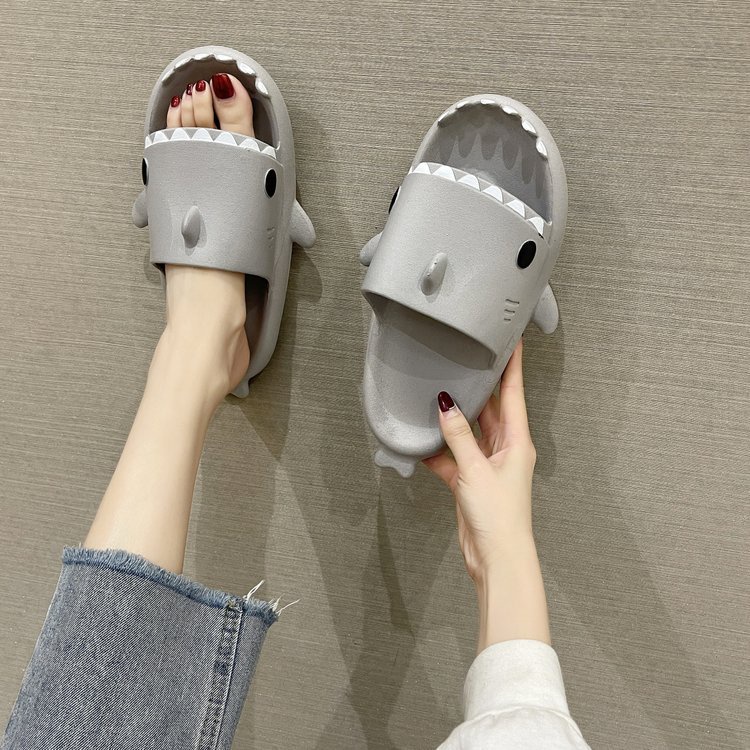 Dép cá mập rẻ cho người lớn cho phụ nữ mùa hè nhà tắm gia dụng không trơn trượt đáy đôi dép và dép đi trong nhà đàn ông