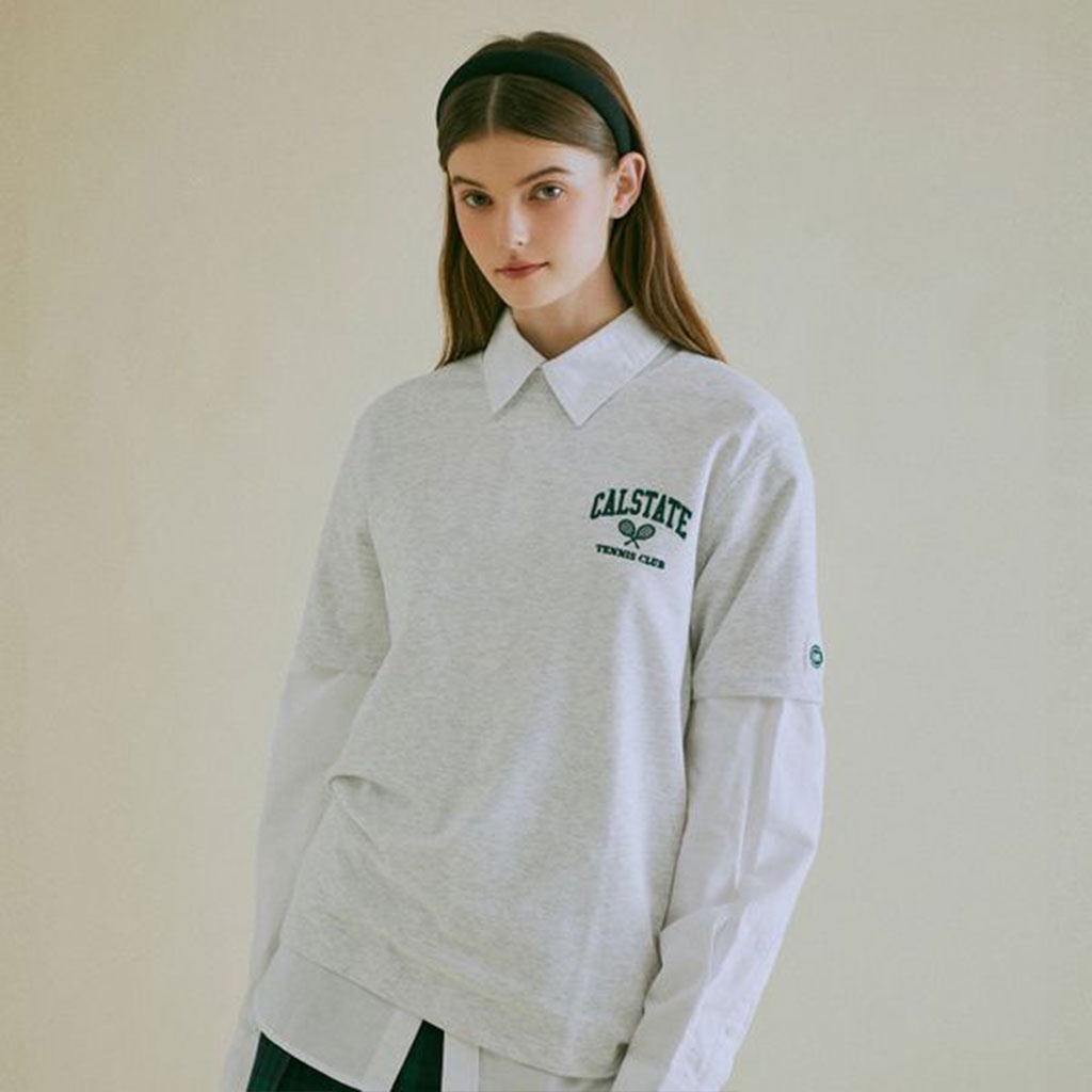 Áo thun WHO.A.U WHRAC2402U thêu chữ CALSTATE Tennis Club thời trang