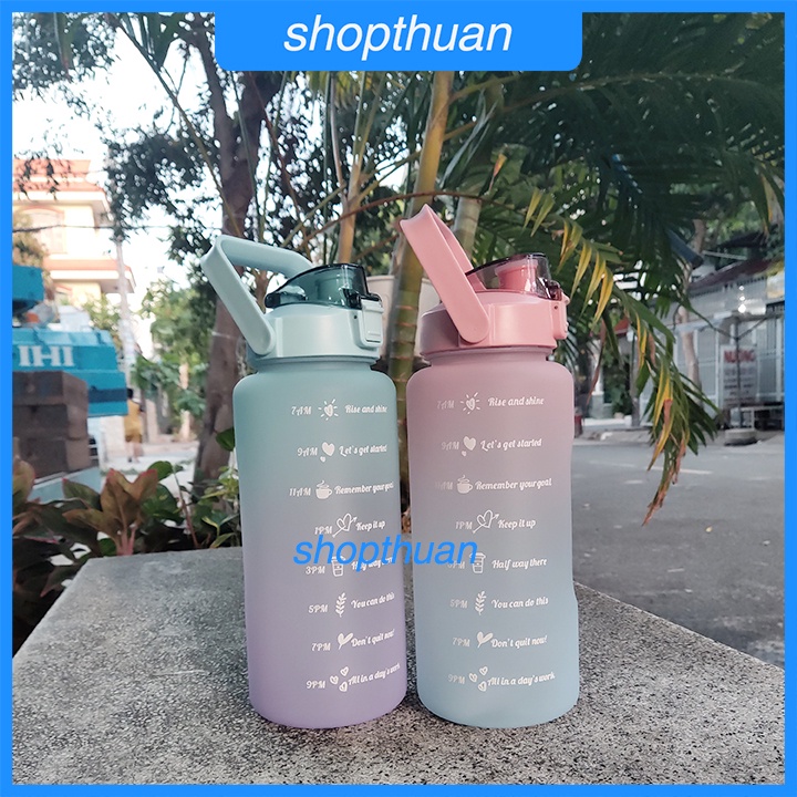 Bình nước 2 lít chia vạch theo giờ có ống hút nhựa có quay xách