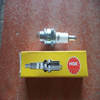 Bugi ngk bm6a dùng cho máy cắt cỏ,máy cưa gỗ 2 thì