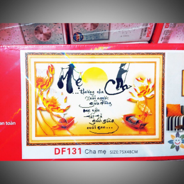 Tranh đính đá cha mẹ KT:75x48cm. Tranh gắn đá chưa gắn.