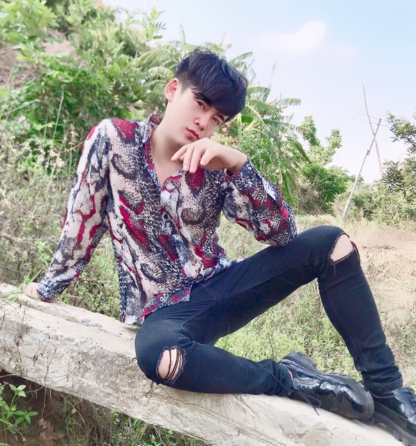 Sơ mi họa tiết rắn độc đáo
