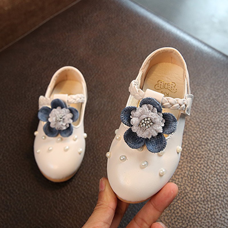 Giày bít mũi đính hạt ngọc và hoa đáng yêu dành cho bé
