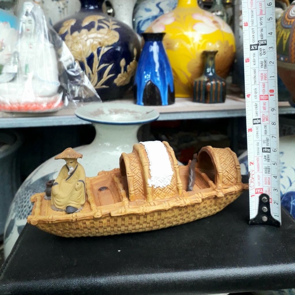 Tượng ông lão ngồi câu cá trên thuyền mini gốm sứ Bát Tràng - 19x7x6 cm làm mô hình trang trí tiểu cảnh, trang trí bể cá