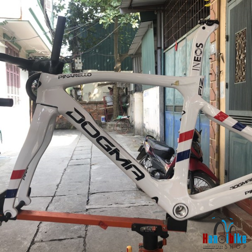 Khung sườn xe đạp đua carbon Pinarello F12 Trắng 2 vạch đỏ xanh