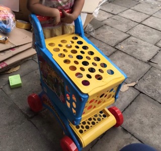 Xe đẩy siêu thị size to(kèm 1 bộ đồ chơi bên trong xe)