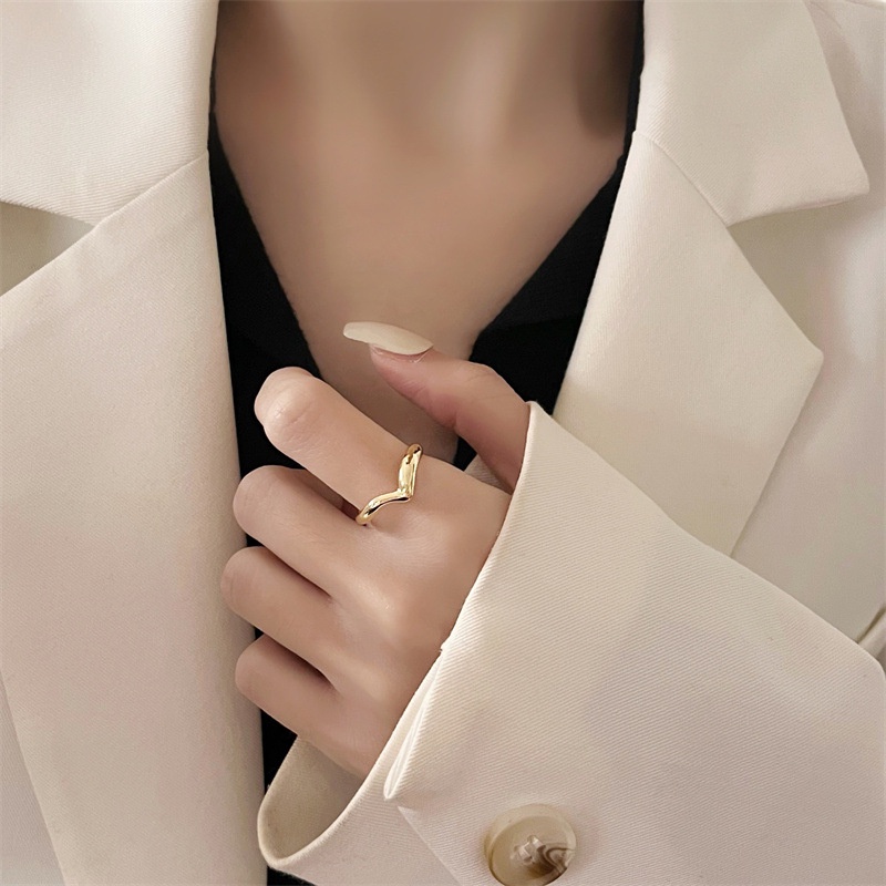 Nhẫn Thời Trang Khắc Chữ V Độc Đáo Chất Lượng Cao Cho Nữ