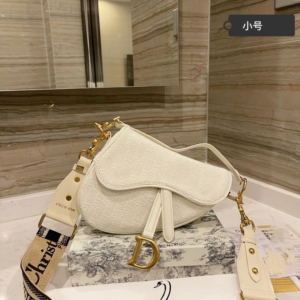 Túi Dior CD cao cấp dáng yên ngựa chất liệu da thật dập logo Dior. màu sẵc sang trong. mẫu mới nhất năm 2022