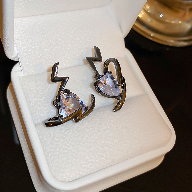 Khuyên Tai Hình Tia Sét Trái Tim Độc Đáo Phong Cách Hàn Quốc